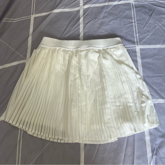 ALO Yoga White Sports Bra and Pleated Tennis Skirt Set - Picture 12 of 14